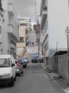 Jedna z uliczek Agios Nikolaos. Oczywiście pod górkę. 
