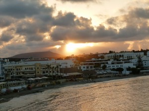 Widok o zachodzie słońca z portu,  na drugą część Hersonissos.